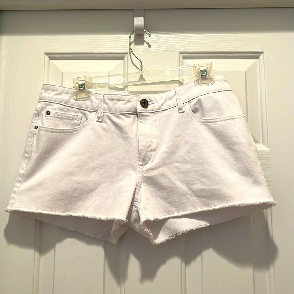 DL1961 White Lola Jean shorts with frayed edges . Like new. Size 29.